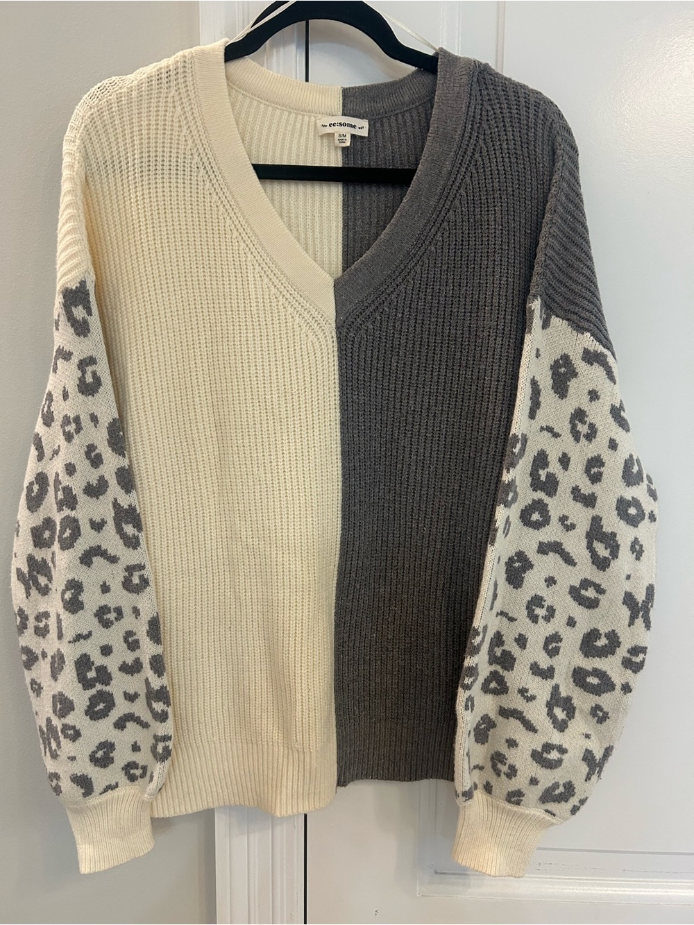 eesome Two-Tone V-Neck Sweater with Leopard Balloon Sleeves - Cream & Gray